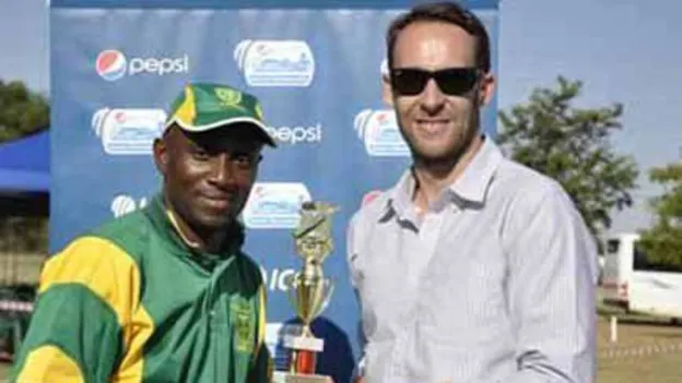 44466 Oladotun receiving Man of the Match trophy from Edward Fitzgibbon