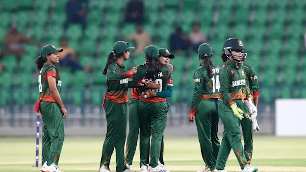 Bangladesh players celebrate run out of Ailsa Lister b