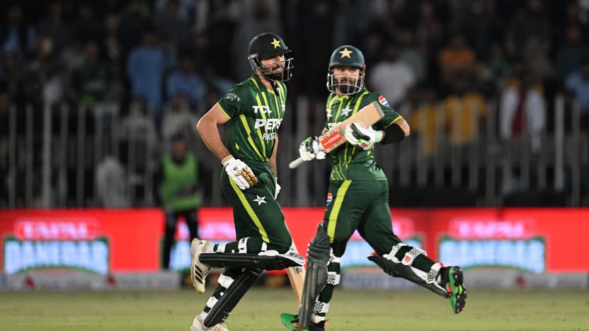 T-20 सिरीज से बाहर हुए रिजवान और नियाजी Pakistan has suffered a severe blow. Its wicketkeeper batsmen Mohammad Rizwan and Irfan Khan have been ruled out of the remaining matches of the ongoing T-20 series against New Zealand due to injuries. 