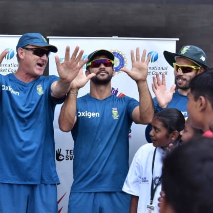 Adrian_Birrell_with_South_Africa_players_at_a_Cricket_for_Good_clinic_in_Nagpur