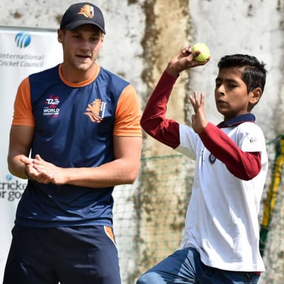 A_good_bowling_action_at_Netherlands_Cricket_for_Good_clinic