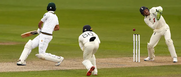 Jos Buttler shelves a stumping chance