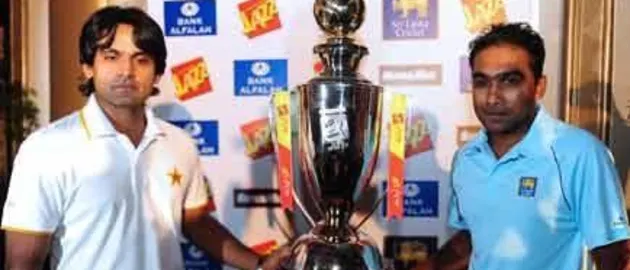 34678 Pakistan T20 skipper Mohammad Hafeez with Sri Lanka skipper Mahela Jayawardena