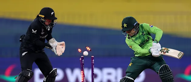Melie Kerr clatters Fatima Sana's stumps | CWC25