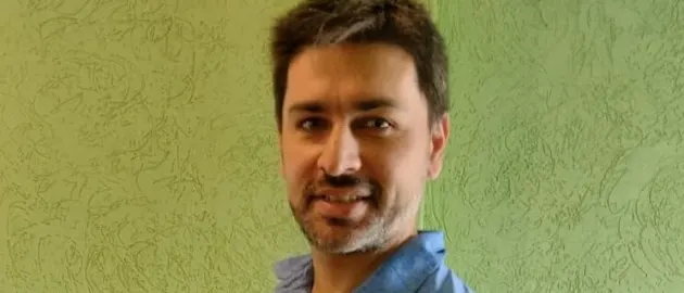 Esteban Mac Dermott, CEO of Cricket Argentina, with the ICC award