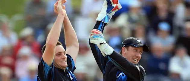 Mitchell McClenaghan and Luke Ronchi