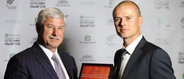 27375 Sir-Richard-Hadlee-and-Chris-Martin