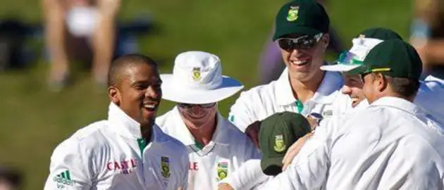 32923 Vernon Philander celebrates