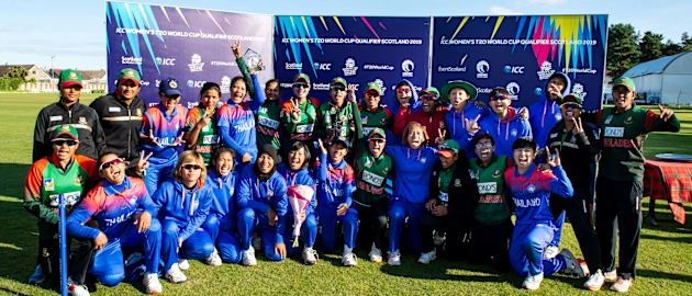 Both teams at the finish.