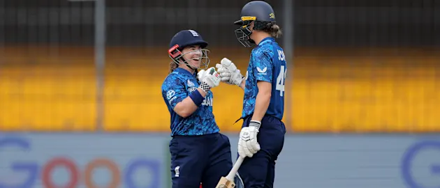 Sutherland strikes after England's powerful start | Powerplay Highlights | CWC25