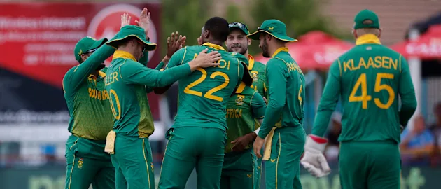 Lungi Ngidi (C) celebrates with teammates after the dismissal of unseen England's Jason Roy during the third one day international (ODI) cricket match between South Africa and England at Mangaung Oval in Kimberley on February 1, 2023.