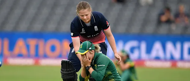 Anya Shrubsole and Dane van Niekerk