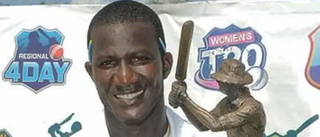 44022 Darren Sammy with the series trophy