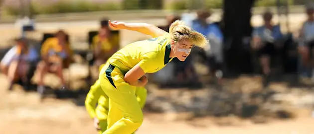 Ellyse Perry bowling
