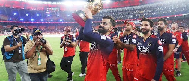 Virat Kohli finally lifts the IPL trophy /// Pankaj Nangia/Getty Images