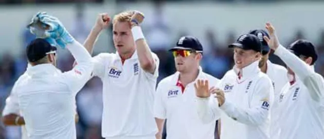 43704 Stuart Broad celebrates