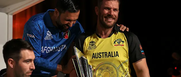 Aaron-Finch-trophy