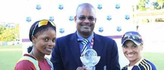 41453 Both captains with the trophy