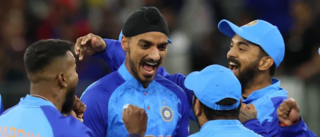 India's Arshdeep Singh (C) celebrates with teammates after the dismissal of South Africa's Rilee Rossouw 1920x1080