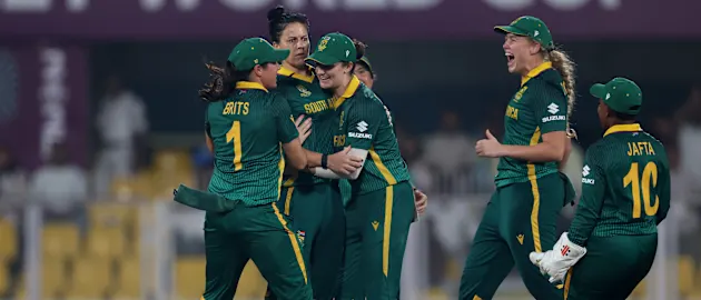 South Africa's early breakthroughs dent England's chase | Powerplay Highlights | CWC25