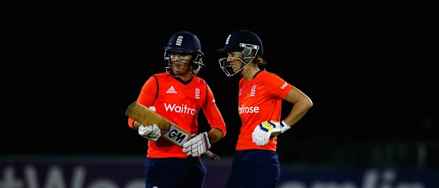 Charlotte Edwards - Sarah Taylor.jpg