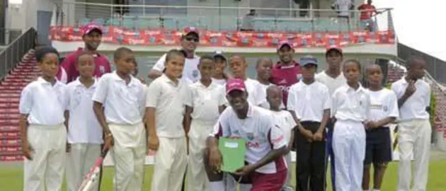 33353 Shivnarine Chanderpaul, Devendra Bishoo, Adrian Barath and Darren Sammy at the clinic