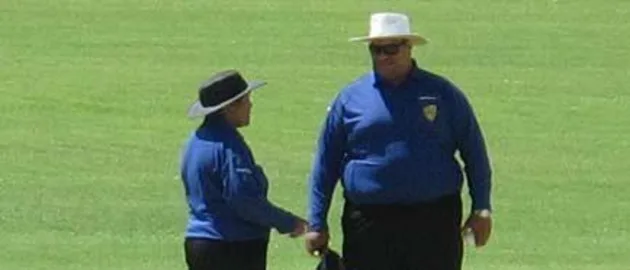 43231 Helen chats with fellow umpire Jamal Principi at Traeger Park