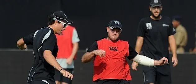 45376 New Zealand cricketers Martin Guptill(L)