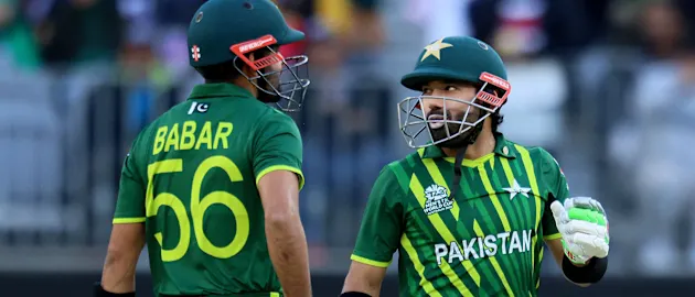 Pakistan's Muhammad Rizwan (R) talks to Babar Azam between the over during the ICC men's Twenty20 World Cup 2022 cricket match between Pakistan and Netherlands 1920x1080