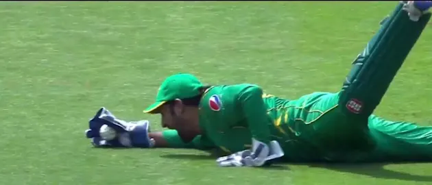 Nissan POTD - Sarfaraz Takes Stunning Catch to Dismiss Dickwella