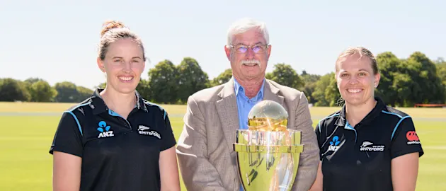 Amy Satterthwaite and Lea Tahuhu with Sir Richard Hadlee