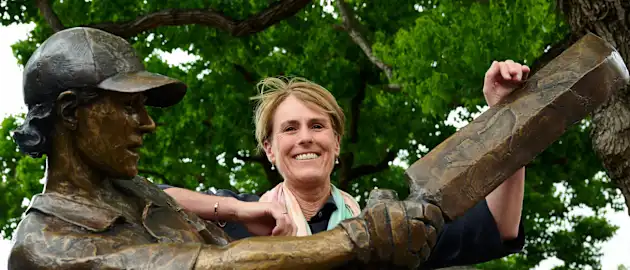 Belinda-Clark-statue