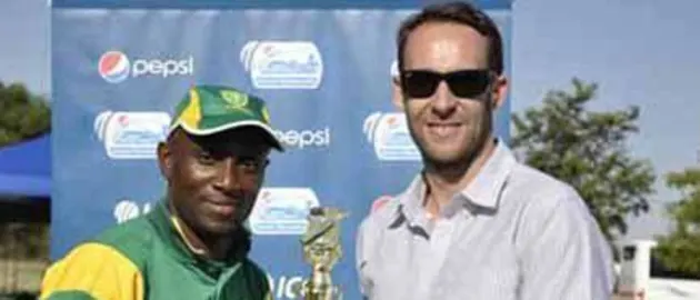 44466 Oladotun receiving Man of the Match trophy from Edward Fitzgibbon