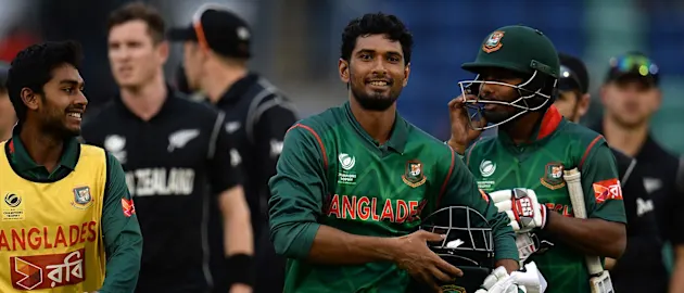 Mahmudullah took Bangladesh to a five-wicket victory, ending unbeaten on 102