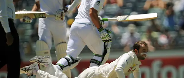 Lyon watches on as De Villiers works his magic against Australia in Perth, 2012