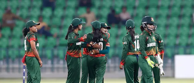 Bangladesh players celebrate run out of Ailsa Lister b