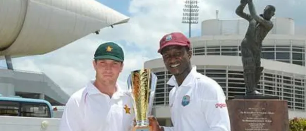 43467 Zimbabwe captain Brendan Taylor and West Indies captain Darren Sammy with the trophy