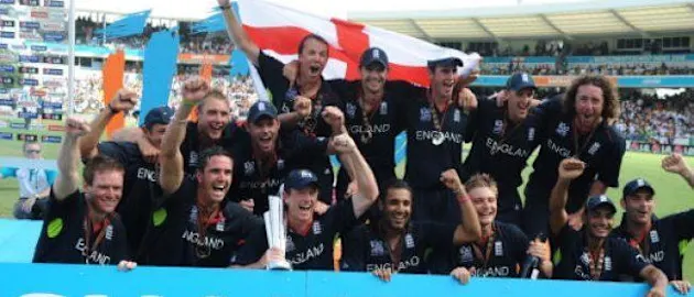 51004 England cricketers pose with the trophy