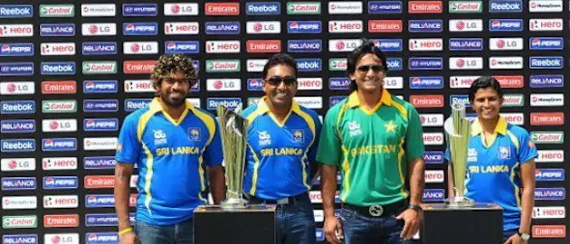 54680 Sri Lankan cricketer Lasith Malinga (L)