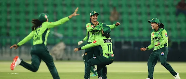 Chinelle Henry c †Sidra Nawaz b Nashra Sandhu 3