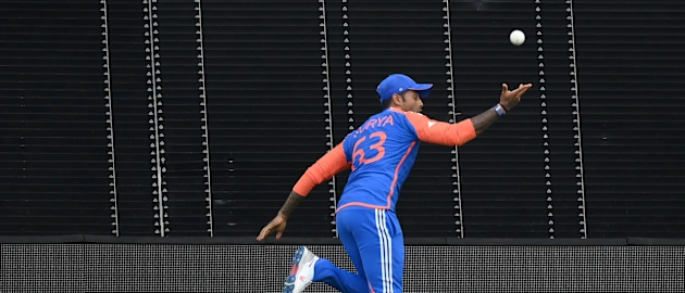 Suryakumar Yadav takes a brilliant boundary catch