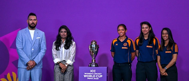 Yuvraj Singh, Mithali Raj, Harmanpreet Kaur, Smriti Mandhana, Jemimah Rodrigues pose with the World Cup trophy