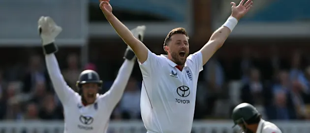 England bowlers come up good to rattle Pakistan on Day 2