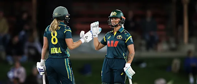 Australia survive scare to take series lead against New Zealand