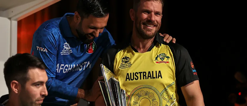 Aaron-Finch-trophy