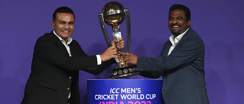 Sehwag (left) alongside Sri Lanka great Murali Muralitharan and the World Cup trophy // Getty Images