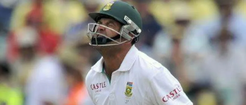 40283 Jacques Kallis aggravated his hamstring injury whilst batting on day three