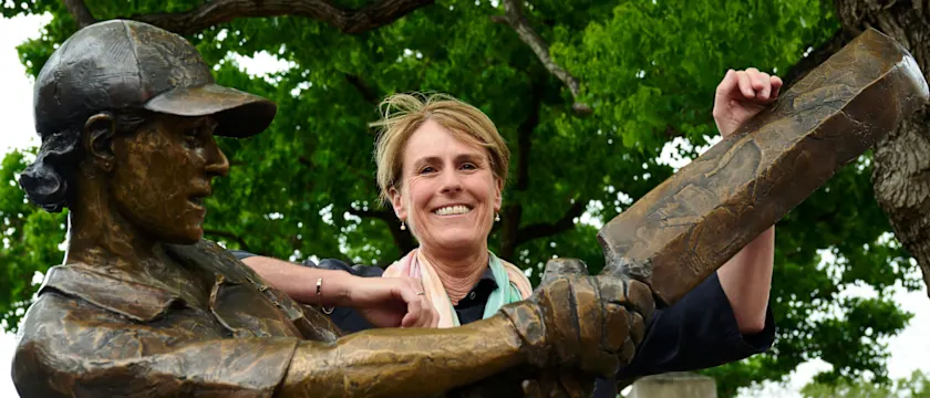 Belinda-Clark-statue