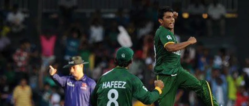 39019 Pakistan celebrate the dismissal of Shane Watson