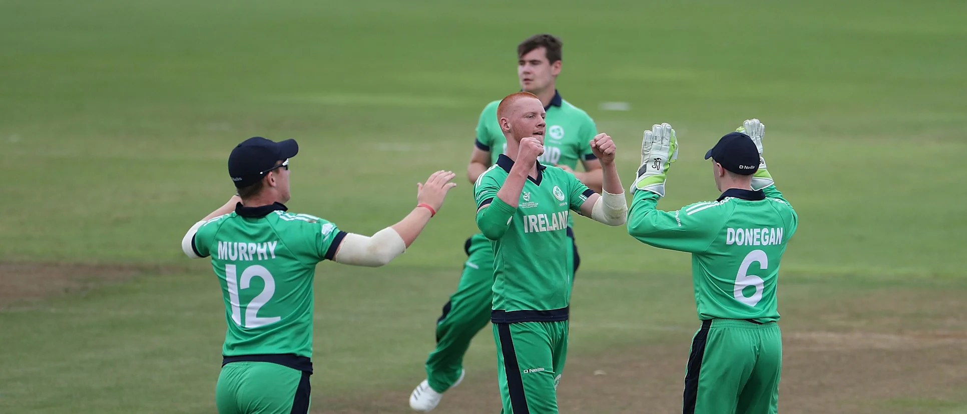 Logo of Ireland U19 celebrate